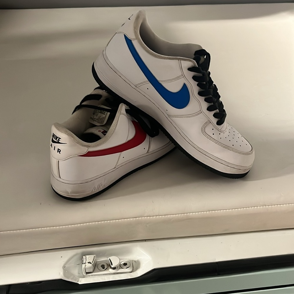 Nike White and Red Sneakers Classic Design - Picture 3 of 3